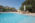 Une belle piscine dans un village proche du Pont du Gard