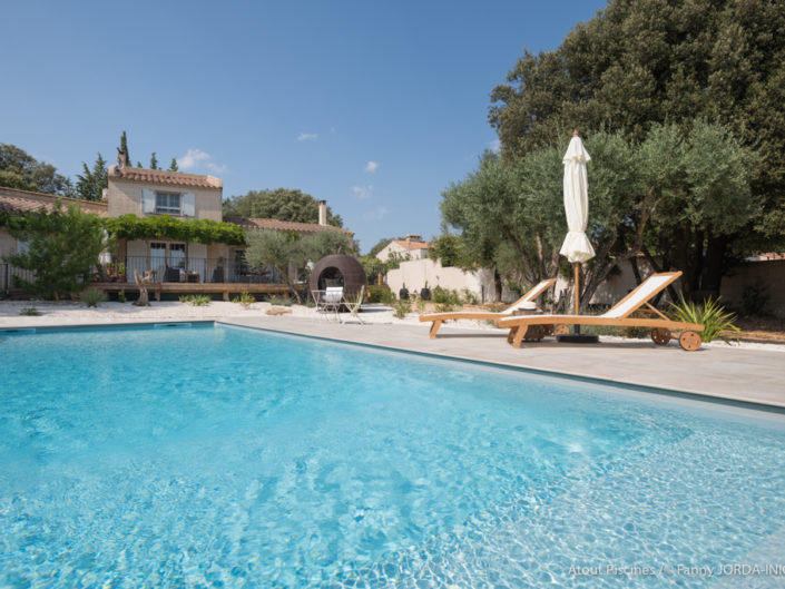 Une belle piscine dans un village proche du Pont du Gard