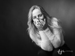 Portrait jeune femme rire en studio