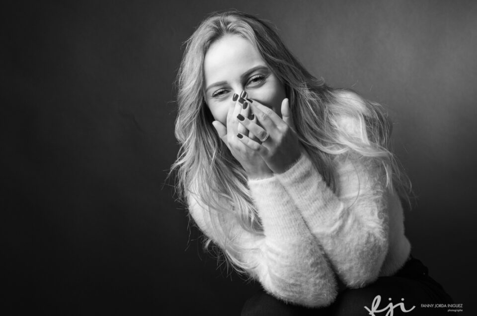 Portrait jeune femme rire en studio