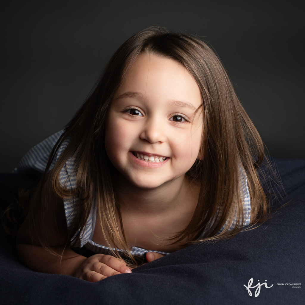 Portrait d'un enfant en studio, séance photo près d'Uzès